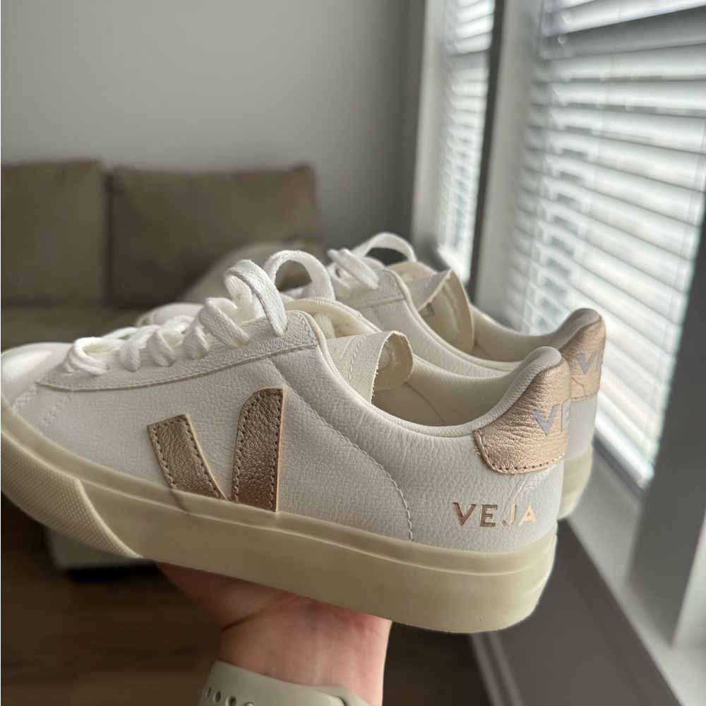 Woman’s Veja sneakers - Picture 4 of 7